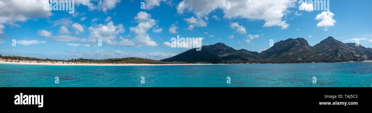 Panorama de Wineglass Bay, parc national de Freycinet, Plage, Ciel et nuages avec mer Turquoise Banque D'Images