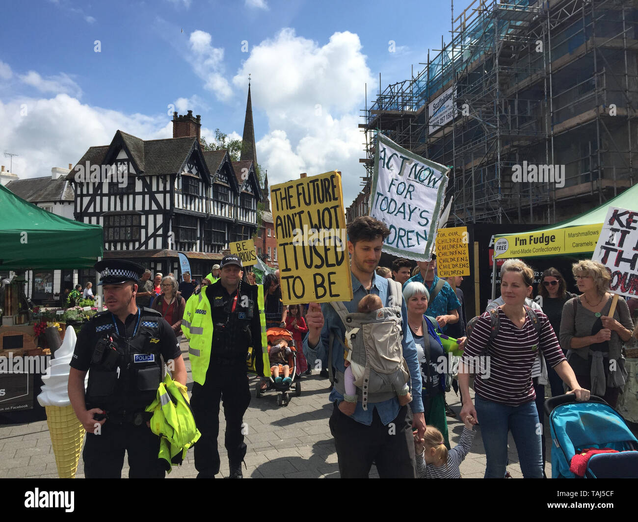 HEREFORD, Royaume-uni - Mai 18 : Extinction manifestants rébellion sont vus marche dans la ville de Hereford, le 18 mai 2019. Banque D'Images