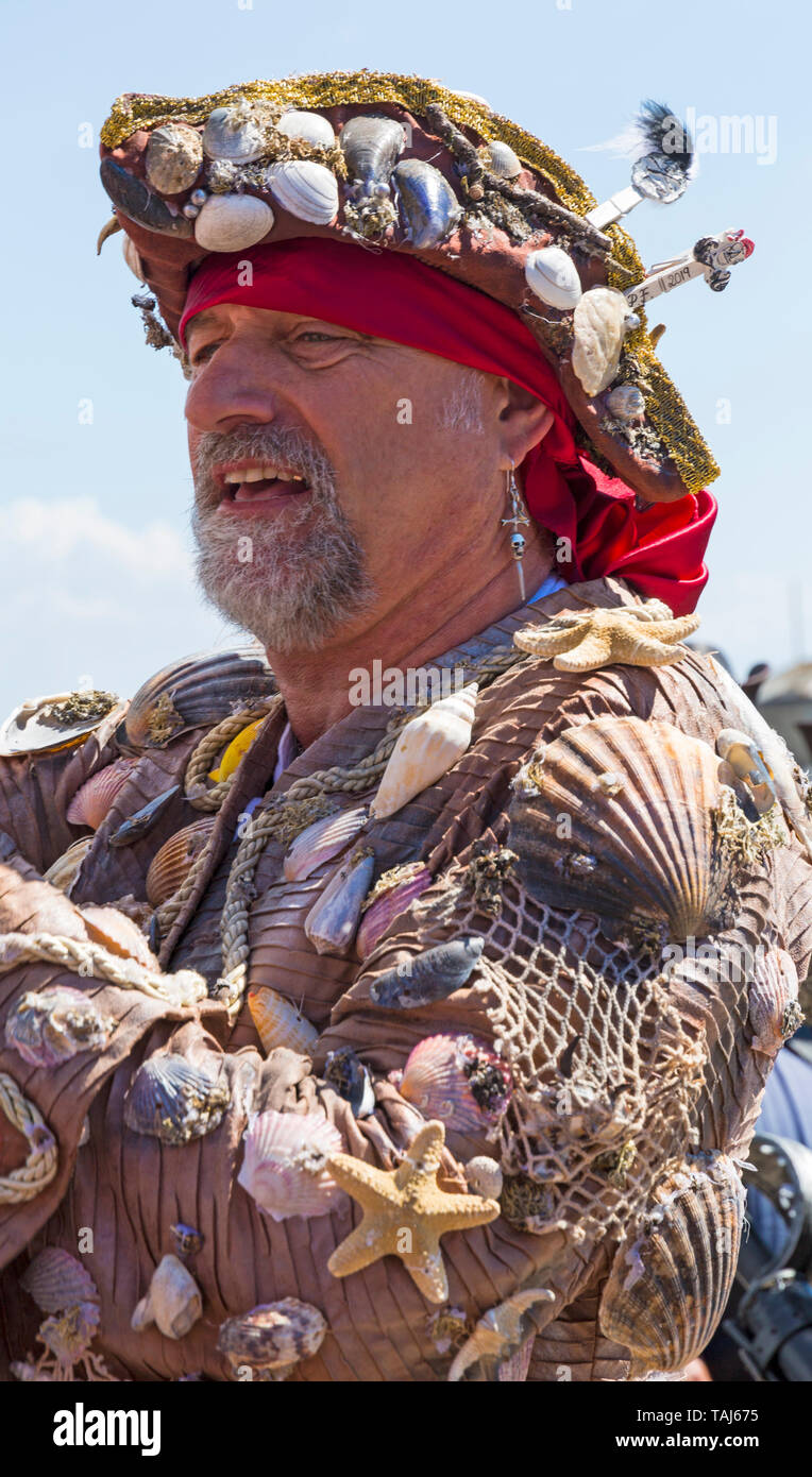 Swanage, Dorset, UK. 25 mai 2019. Pirates arrivent dans le pirate de Swanage Purbeck Festival sur une chaude journée ensoleillée. Credit : Carolyn Jenkins/Alamy Live News Banque D'Images