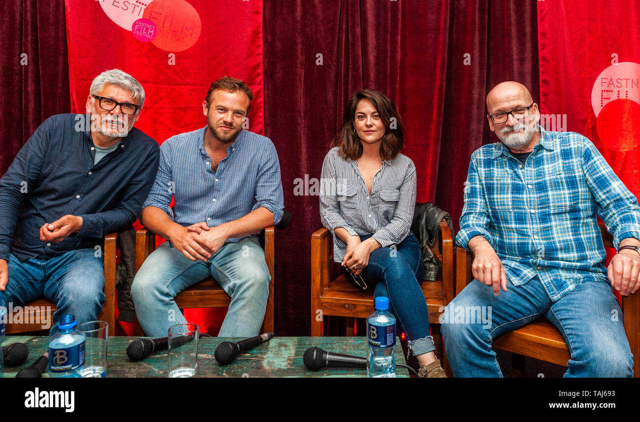 Schull, West Cork, Irlande. 24 mai, 2019. Dans le cadre de la Fastnet Film Festival qui se déroule à Schull à l'heure actuelle, le film 'Rosie' a été montré dans l'Schull Harbour Hotel. Au Q&A qui a eu lieu après la projection du film ont été Paddy Breathnach acteurs Directeur ; Moe Dunford et Sarah Greene et écrivain Roddy Doyle. Le festival se déroule jusqu'à demain. Credit : Andy Gibson/Alamy Live News. Banque D'Images