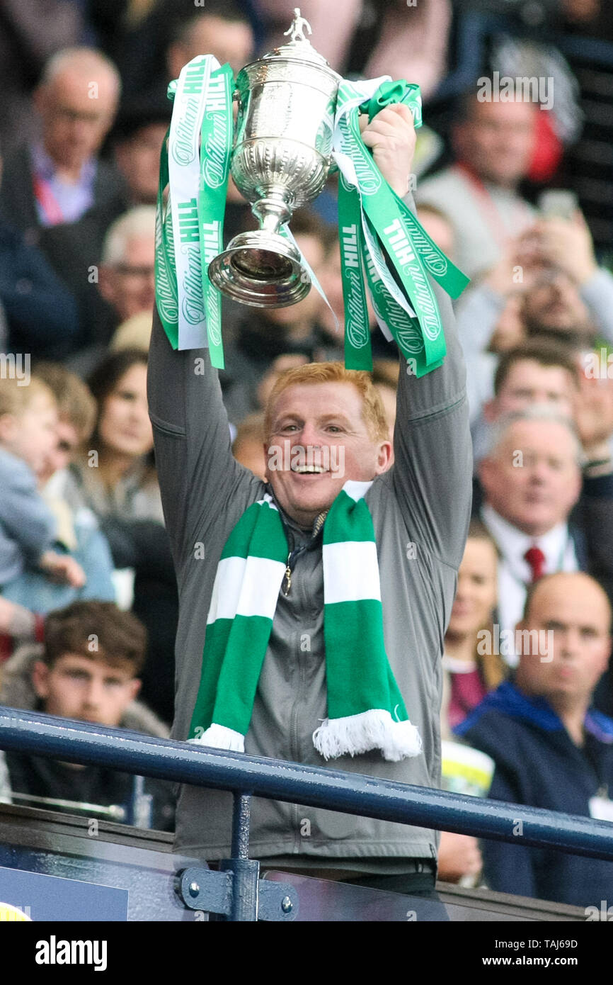 Glasgow, Ecosse, le 25 mai 2019. Celtic gestionnaire Neil Lennon stagiaire lève le Scottish Cup après la finale de la Coupe écossais William Hill entre Celtic et coeurs à Hampden Park le 25 mai 2019 à Glasgow, en Écosse. Usage éditorial uniquement, licence requise pour un usage commercial. Aucune utilisation de pari, de jeux ou d'un seul club/ligue/player publication. Credit : Scottish Borders Media/Alamy Live News Banque D'Images