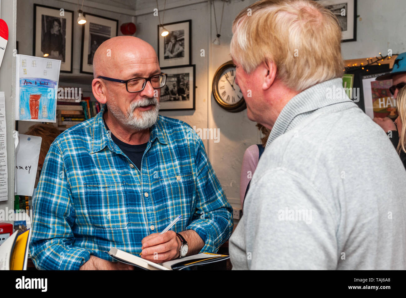 Schull, West Cork, Irlande. 24 mai 2019. Dans le cadre du Fastnet film Festival qui se déroule actuellement à Schull, Roddy Doyle est en ville. Il a passé une heure à signer son livre « Charlie Savage » aujourd'hui dans la librairie « Anna B » de Schull. Le festival se déroule jusqu'à demain. Crédit : AG News/Alay Live News Banque D'Images