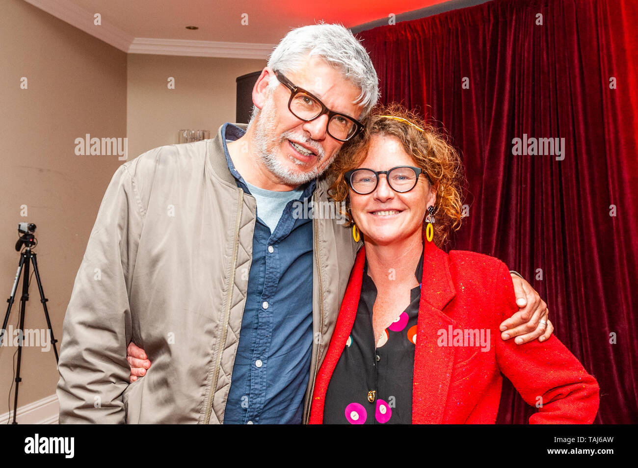 Schull, West Cork, Irlande. 24 mai, 2019. Dans le cadre de la Fastnet Film Festival qui se déroule à Schull à l'heure actuelle, le film 'Rosie' a été montré dans l'Schull Harbour Hotel. Au Q&A qui a eu lieu après la projection du film ont été Paddy Breathnach Directeur Rosie et Carmel Winters, Directeur de 'Float Like A Butterfly'. Le festival se déroule jusqu'à demain. Credit : Andy Gibson/Alamy Live News. Credit : Andy Gibson/Alamy Live News Banque D'Images