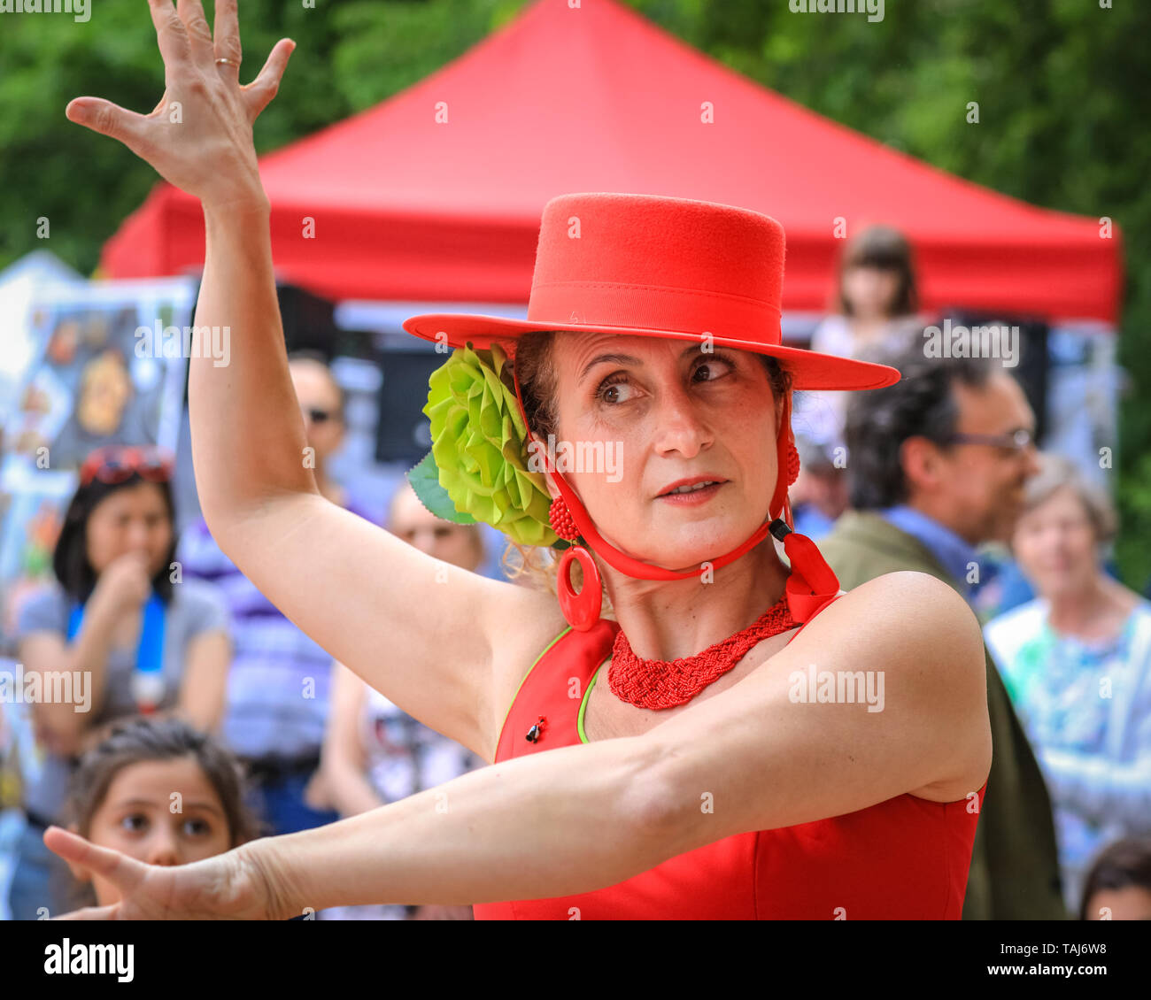 South Bank, Londres, Royaume-Uni - 25 mai 2019. Les spectateurs et les amateurs de danse rencontrez avec les danseurs de l'illusion de l'école de Flamenco à Londres pour certains de flamenco. La Feria de Londres est un festival gratuit sur London's South Bank Présentation de la culture espagnole, de la danse, de la musique, du vin et de l'alimentation du 24 au 26 mai. Credit : Imageplotter/Alamy Live News Banque D'Images