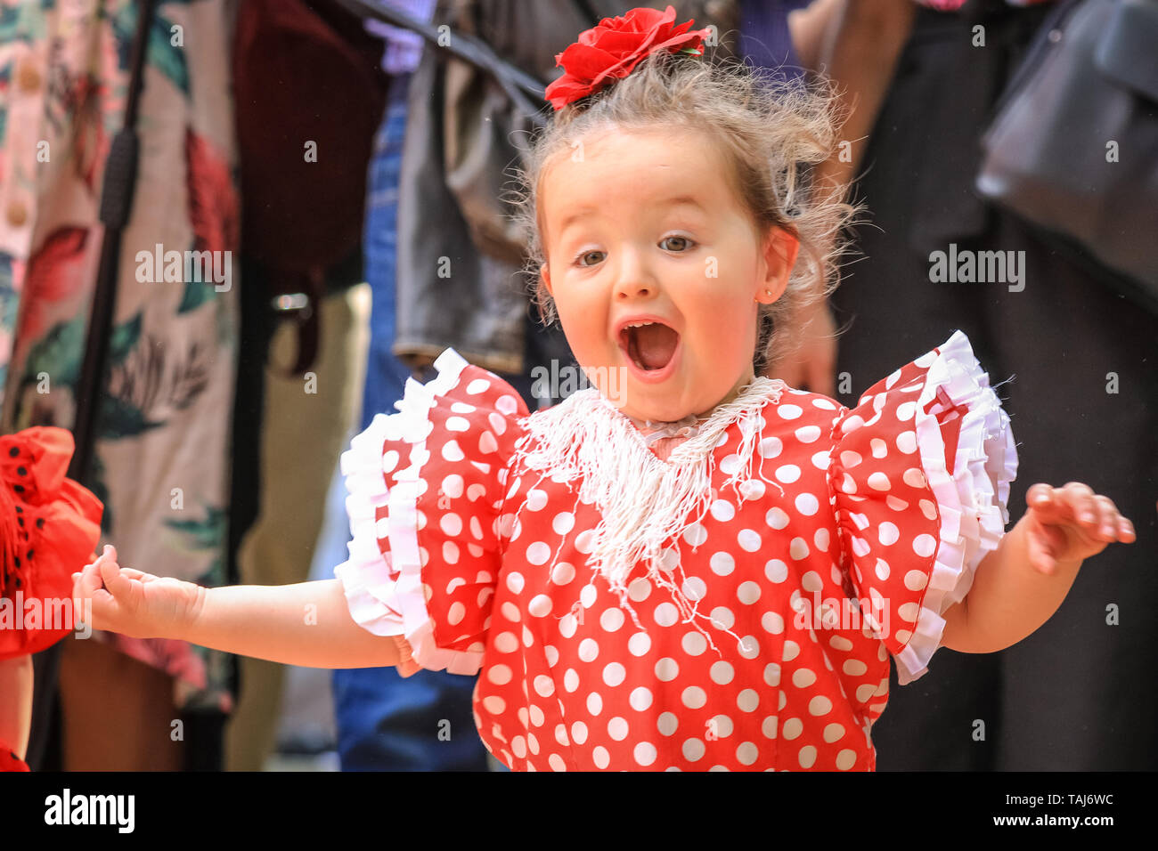 South Bank, Londres, Royaume-Uni - 25 mai 2019. Une jeune fille son premier pratiques étapes flamenco. [Guardian a demandé la permission de photographier] La Feria de Londres est un festival gratuit sur London's South Bank Présentation de la culture espagnole, de la danse, de la musique, du vin et de l'alimentation du 24 au 26 mai. Credit : Imageplotter/Alamy Live News Banque D'Images