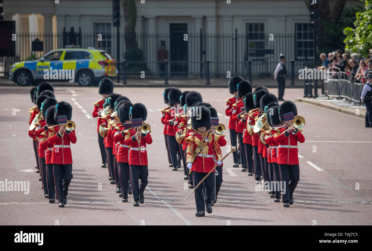 Le Mall, Londres, Royaume-Uni. 25 mai 2019. Bande de l'Irish Guards quittent la caserne Wellington à mars le long de la Mall pendant les généraux de l'examen, l'avant-dernière répétition pour la parade la couleur le 8 juin 2019. Credit : Malcolm Park/Alamy Live News. Banque D'Images