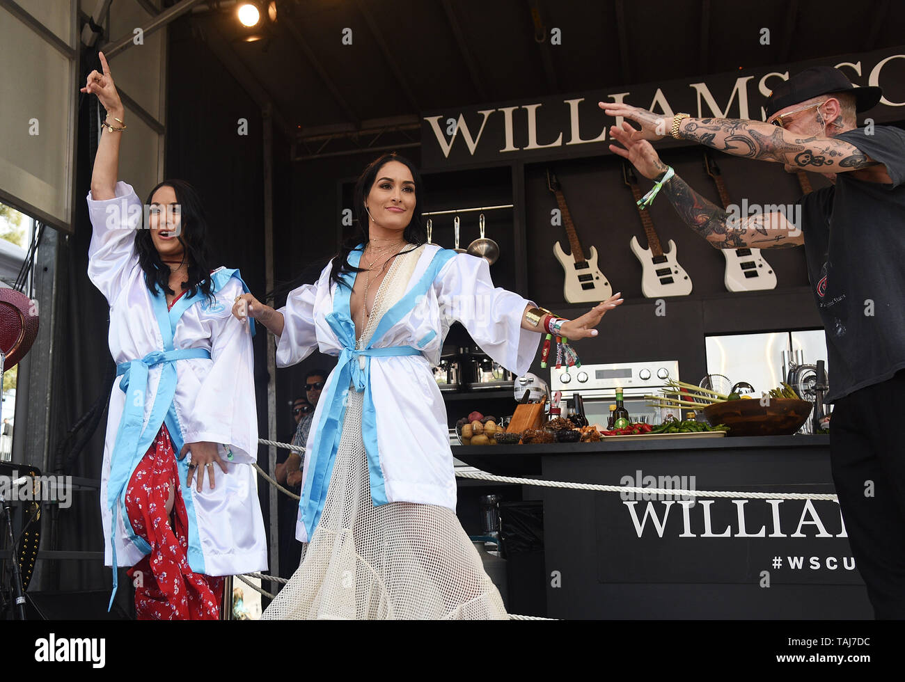 NAPA, CALIFORNIE - Le 24 mai : Nikki et brie Bella Bella, le Bella Twins sur scène lors de la Napa Valley 2019 BottleRock à Napa Valley Expo le 24 mai 2019 à Napa, en Californie. Photo : imageSPACE/MediaPunch Banque D'Images