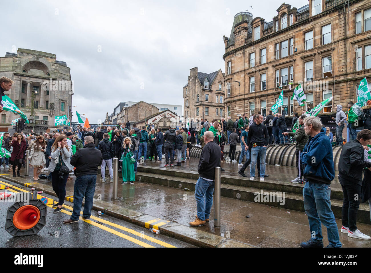 Glasgow Celtic Football club gagner la Coupe d'Écosse contre coeur mais l'open top bus parade organisée par la suite est annulé au milieu des craintes de sécurité.Des milliers de fans se sont réunis pendant près de deux heures à l'Saltmarket et Glasgow Cross en prévision de son arrivée. Banque D'Images