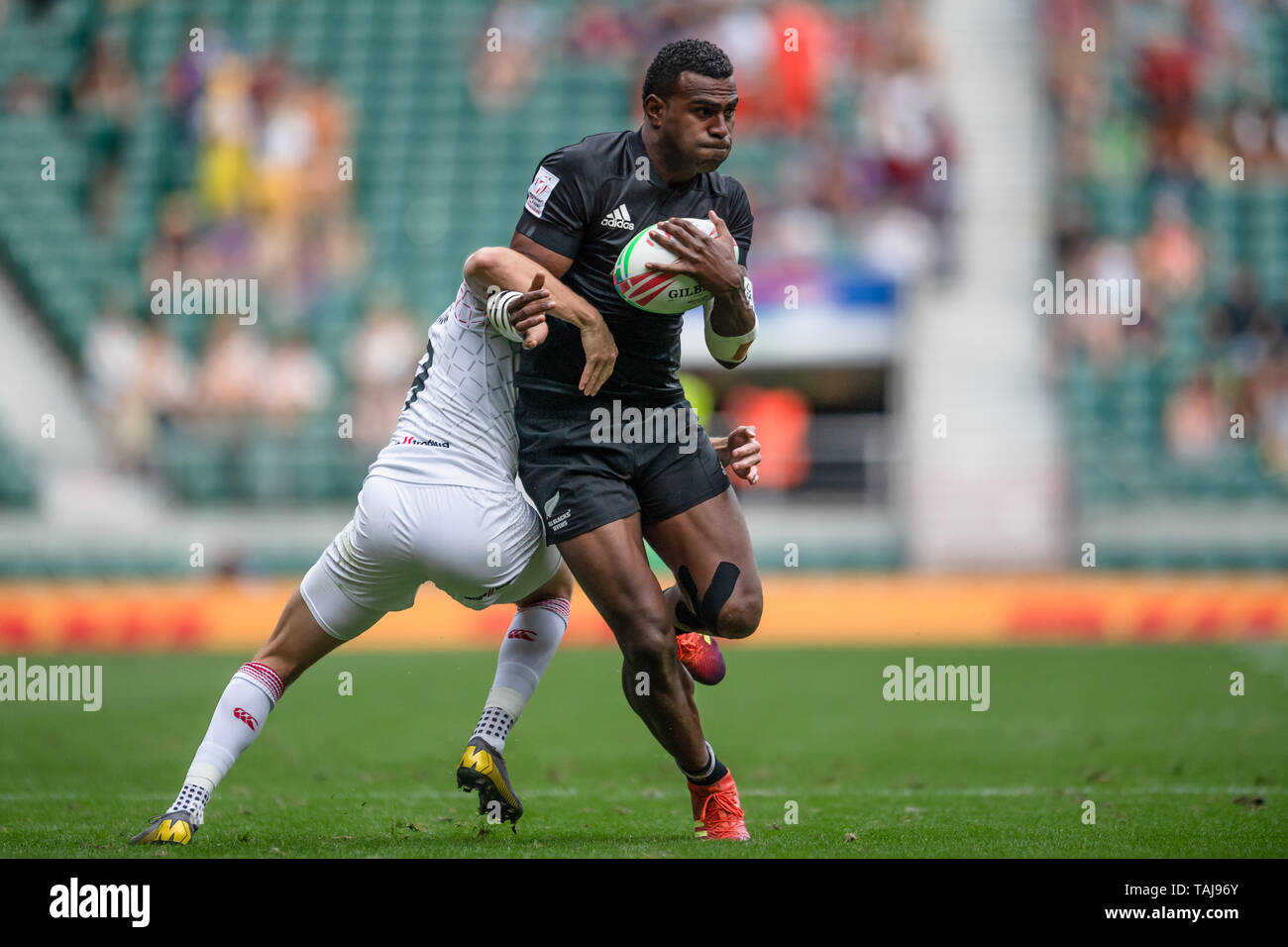 Londres, Royaume-Uni. 25, mai 2019. Joe Ravouvou de Nouvelle-zélande 7S est abordé par Ollie Lindsay-Hague d'Angleterre 7S au cours de la série mondiale de HSBC Rugby à 7 match de l'équipe Angleterre Londres entre 7S et 7S Team New Zealand à Twickenham Stadium le samedi 25 mai 2019. Londres Angleterre . (Usage éditorial uniquement, licence requise pour un usage commercial. Aucune utilisation de pari, de jeux ou d'un seul club/ligue/dvd publications.) Crédit : Taka G Wu/Alamy Live News Banque D'Images