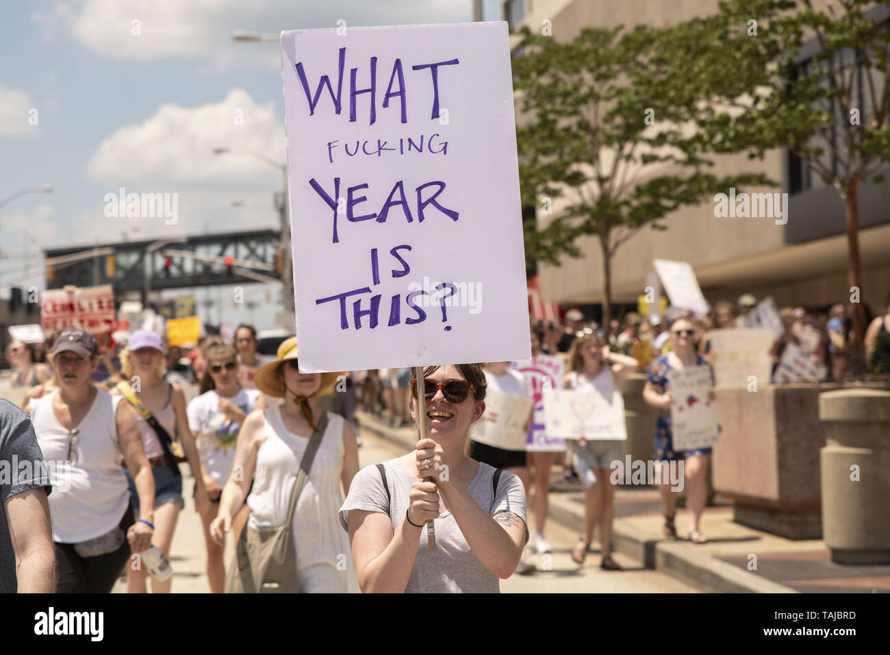 Atlanta, Georgia, USA. 25 mai, 2019. Des milliers de manifestants se sont réunis à la Georgia State Capitol building à Atlanta à mars en opposition à l'HB481 ''loi heartbeat'' qui va interdire la plupart des avortements après six semaines. La manifestation était organisée par «oBetterGA'' et la servante de la Coalition de la Géorgie. Crédit : Steve Eberhardt/ZUMA/Alamy Fil Live News Banque D'Images