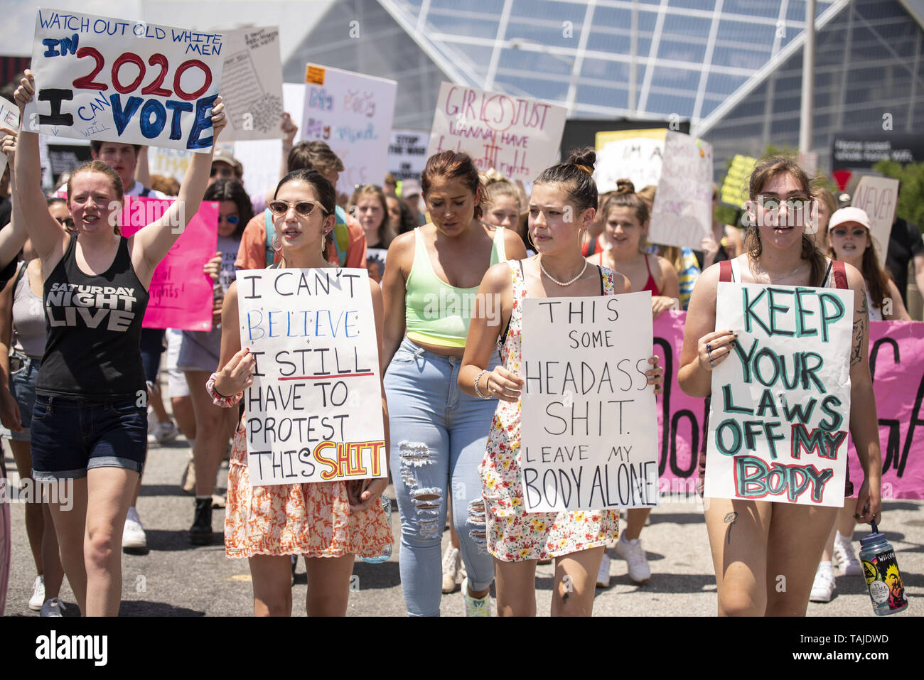 Atlanta, Georgia, USA. 25 mai, 2019. Des milliers de manifestants se sont réunis à la Georgia State Capitol building à Atlanta à mars en opposition à l'HB481 ''loi heartbeat'' qui va interdire la plupart des avortements après six semaines. La manifestation était organisée par «oBetterGA'' et la servante de la Coalition de la Géorgie. Crédit : Steve Eberhardt/ZUMA/Alamy Fil Live News Banque D'Images