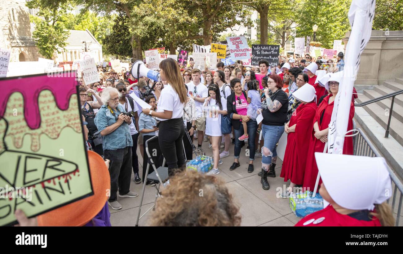 Atlanta, Georgia, USA. 25 mai, 2019. Des milliers de manifestants se sont réunis à la Georgia State Capitol building à Atlanta à mars en opposition à l'HB481 ''loi heartbeat'' qui va interdire la plupart des avortements après six semaines. La manifestation était organisée par «oBetterGA'' et la servante de la Coalition de la Géorgie. Crédit : Steve Eberhardt/ZUMA/Alamy Fil Live News Banque D'Images