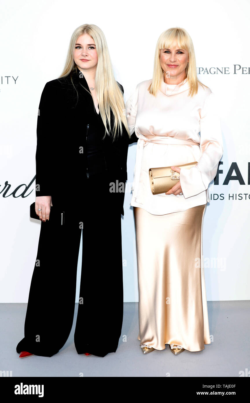 Jane-Arquette Harlow et Patricia Arquette participant à la 26e l'amfAR's Cinema Against Aids lors du Gala de la 72e édition du Festival de Cannes à l'Hôtel du Cap-Eden-Roc le 23 mai 2019 à Antibes Banque D'Images