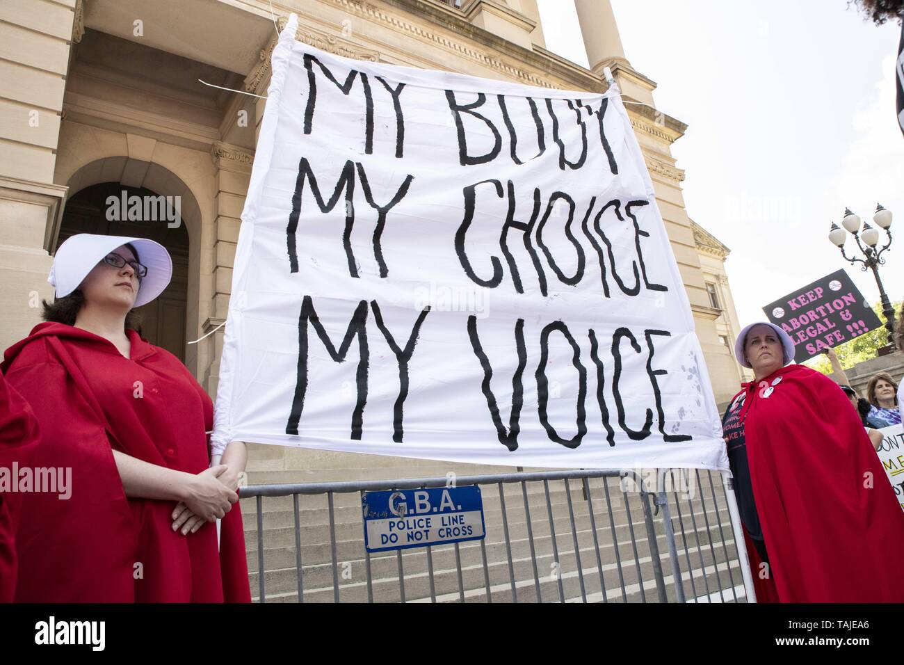 Atlanta, Georgia, USA. 25 mai, 2019. Des milliers de manifestants se sont réunis à la Georgia State Capitol building à Atlanta à mars en opposition à l'HB481 ''loi heartbeat'' qui va interdire la plupart des avortements après six semaines. La manifestation était organisée par «oBetterGA'' et la servante de la Coalition de la Géorgie. Crédit : Steve Eberhardt/ZUMA/Alamy Fil Live News Banque D'Images