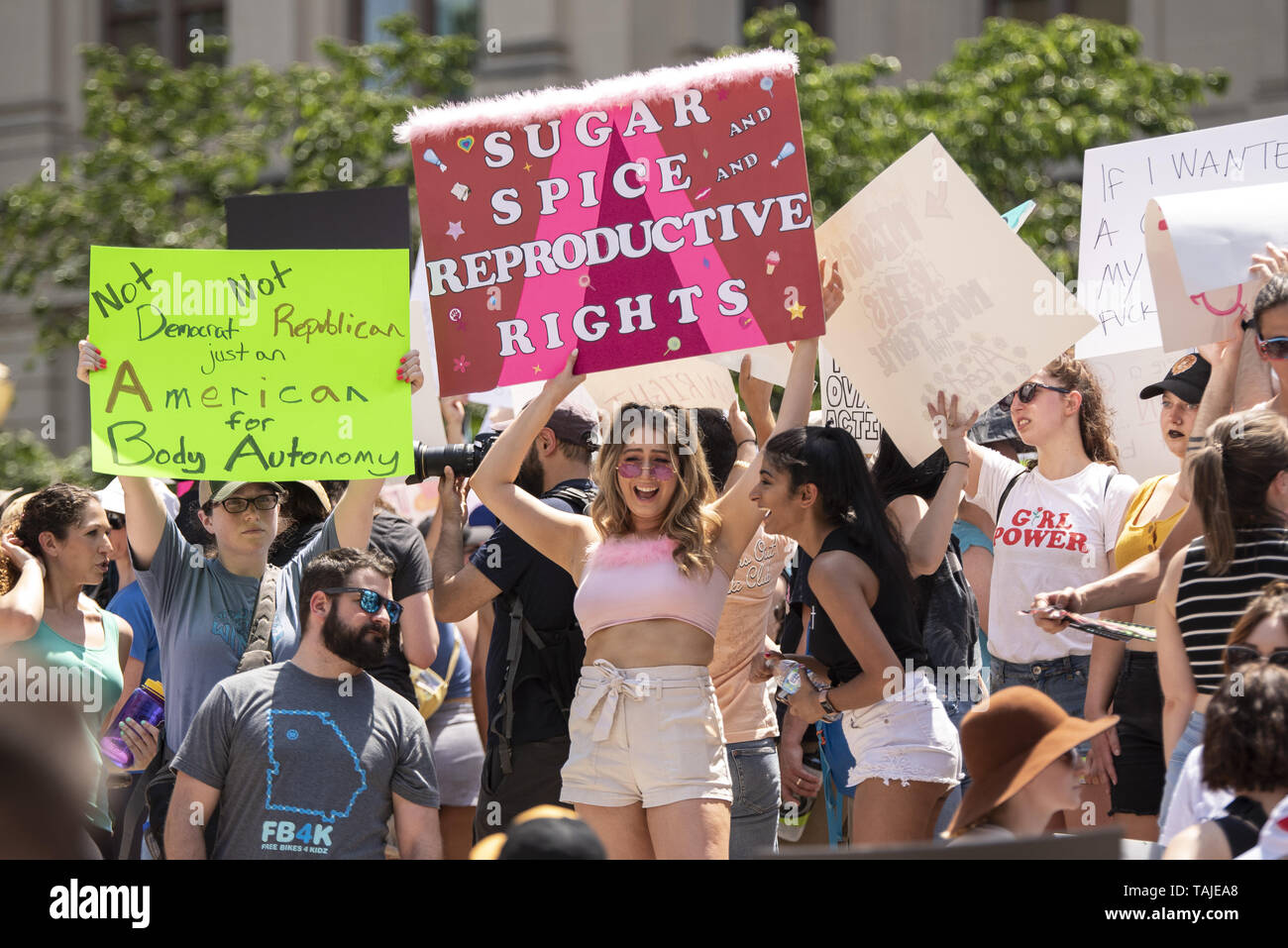 Atlanta, Georgia, USA. 25 mai, 2019. Des milliers de manifestants se sont réunis à la Georgia State Capitol building à Atlanta à mars en opposition à l'HB481 ''loi heartbeat'' qui va interdire la plupart des avortements après six semaines. La manifestation était organisée par «oBetterGA'' et la servante de la Coalition de la Géorgie. Crédit : Steve Eberhardt/ZUMA/Alamy Fil Live News Banque D'Images