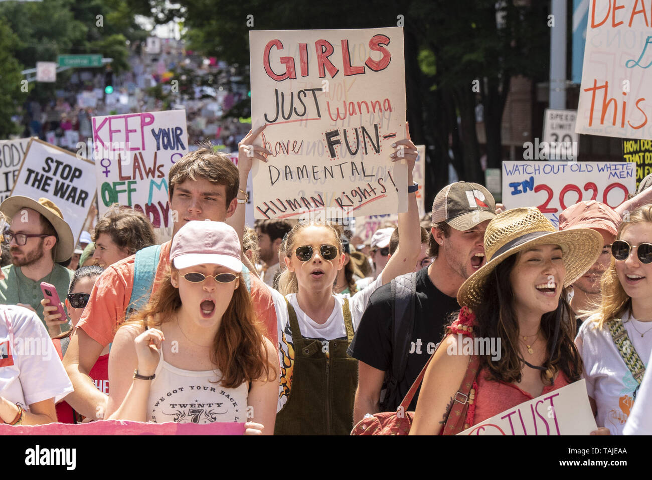 Atlanta, Georgia, USA. 25 mai, 2019. Des milliers de manifestants se sont réunis à la Georgia State Capitol building à Atlanta à mars en opposition à l'HB481 ''loi heartbeat'' qui va interdire la plupart des avortements après six semaines. La manifestation était organisée par «oBetterGA'' et la servante de la Coalition de la Géorgie. Crédit : Steve Eberhardt/ZUMA/Alamy Fil Live News Banque D'Images