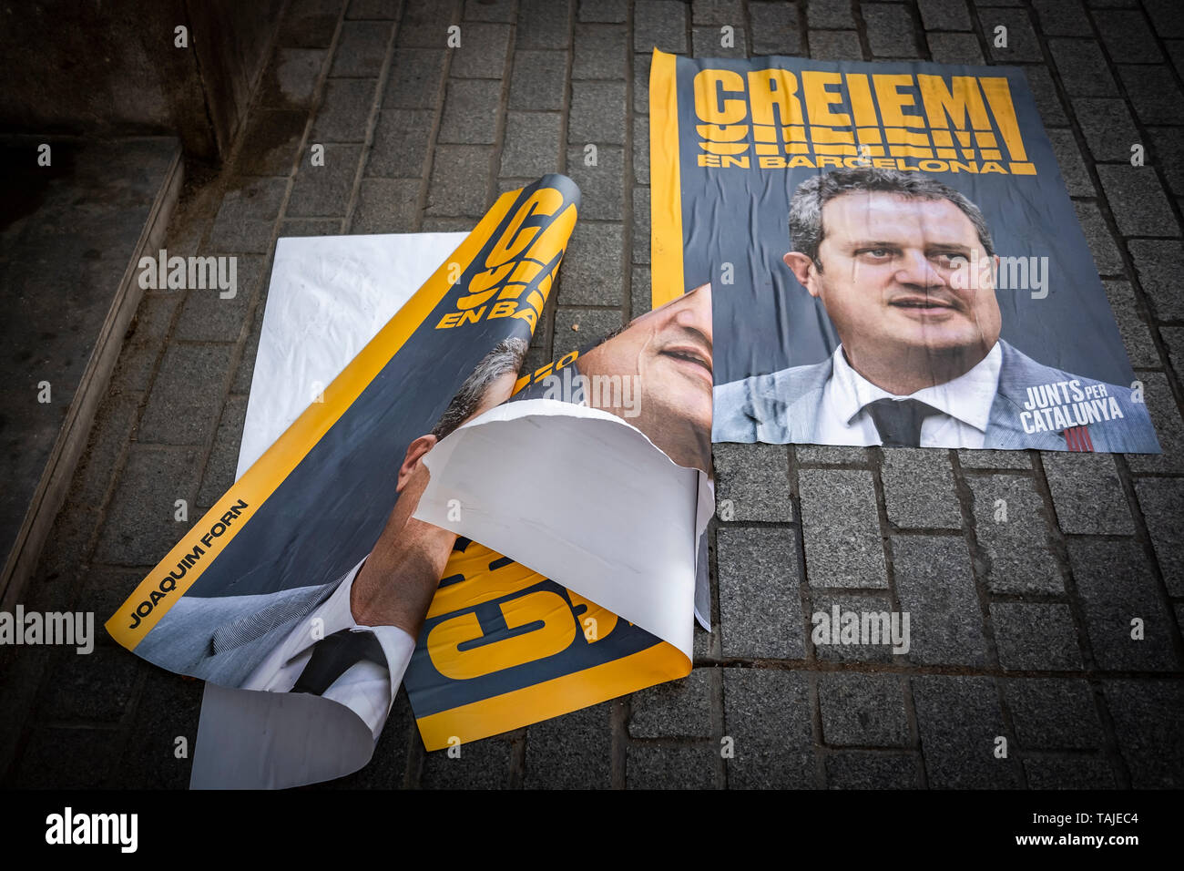 Les affiches de propagande électorale du candidat pro-indépendance en ce moment en prison Joaquim Forn sont vus gisant détaché sur le sol. Les affiches électorales sont considérées cassées, manipulé ou couvert par d'autres affiches pendant la dernière semaine de la campagne électorale. Banque D'Images