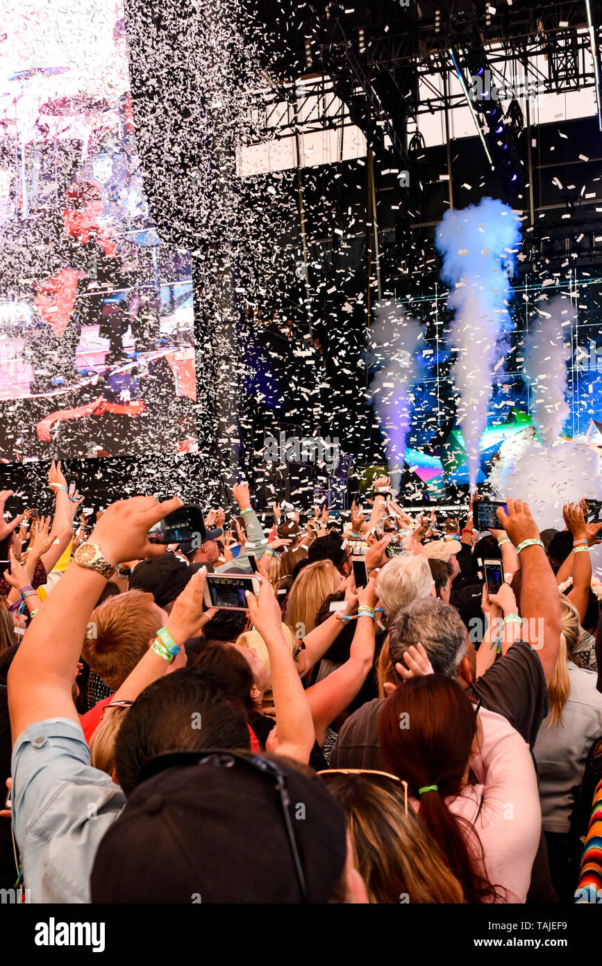 Napa, Californie, le 24 mai 2019, une foule complètement apprécié la grande variété de spectacles 1 jour sur le site Les 5 étapes. Charles Aznavour sur scène à la bouteille 2019 Rock Festival, Jour 1 BottleRock Crédit : Ken Howard/Alamy Banque D'Images