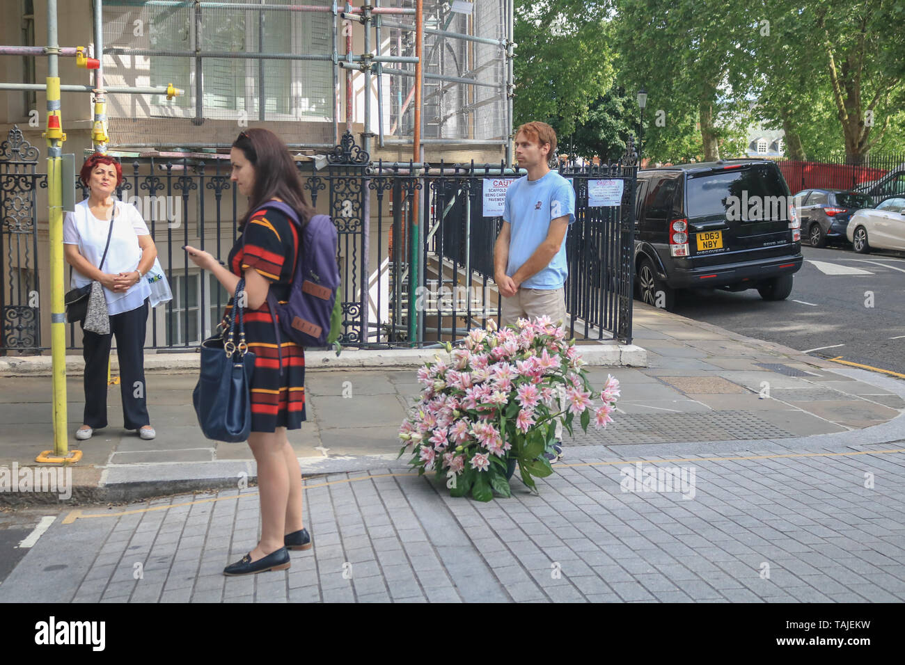 Londres, Royaume-Uni. 25 mai 2019. Les membres du public faire de l'exposant des plantes et une grande variété de fleurs sur le dernier jour de la Chelsea Flower Show 2019 à la Royal Horticultural Society flagship flower show qui a eu lieu au Royal Hospital Chelsea depuis 1913 Banque D'Images