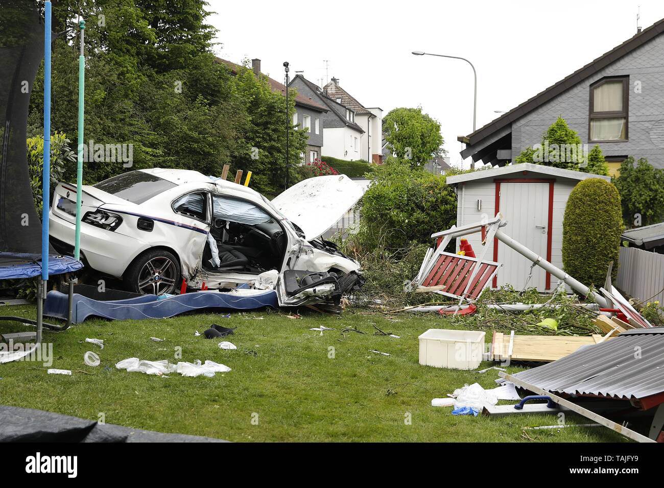 25 mai 2019, en Rhénanie du Nord-Westphalie, Remscheid : une voiture  accidentée est stationné dans un jardin après un accident. Le 19-year-old  co-pilote est mort dans l'accident de voiture. Selon la police,