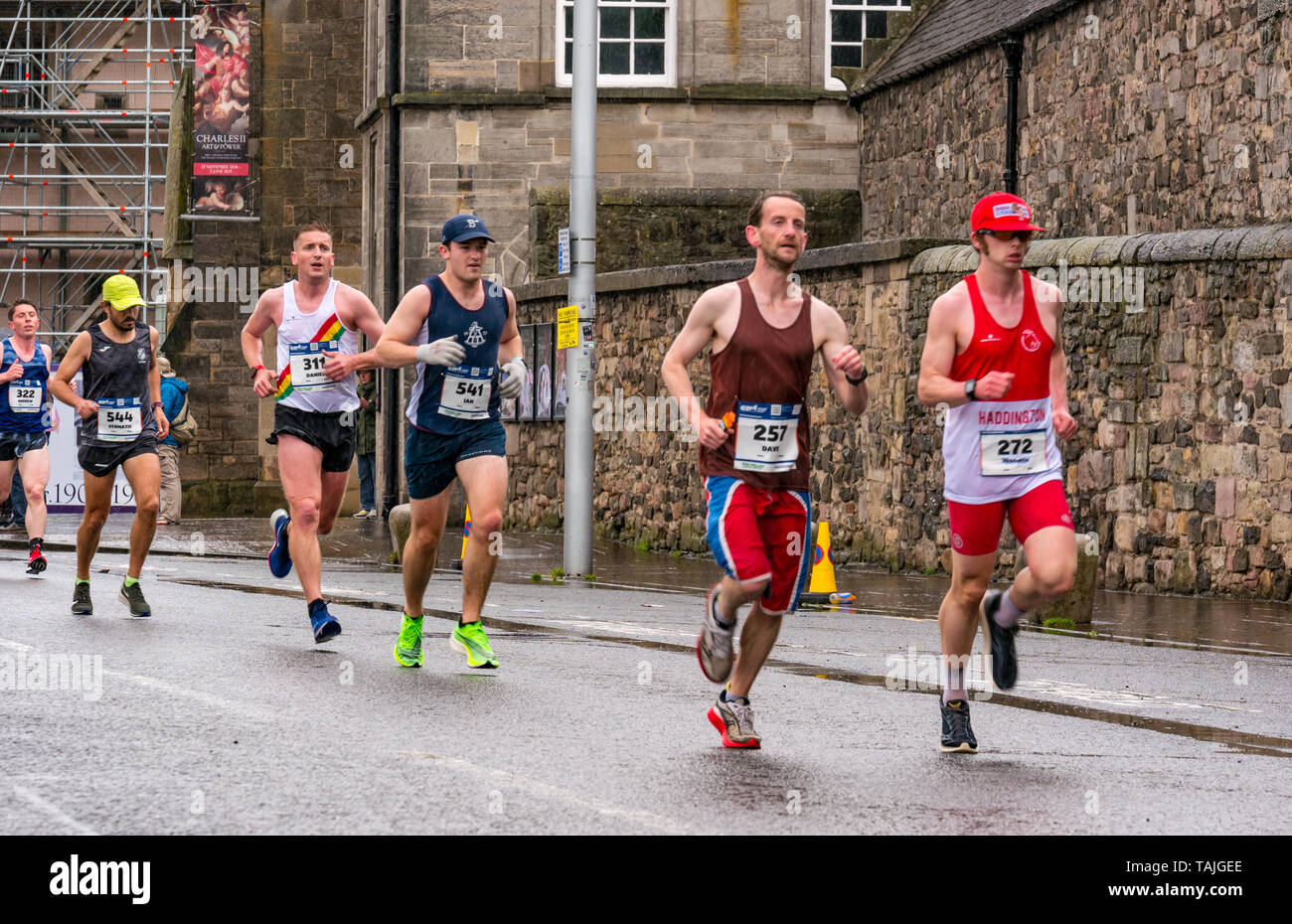 Edimbourg, Royaume-Uni. 26 mai 2019. Marathon d'Édimbourg : les marathoniens courent devant le palais de Holyrood par temps humide. Stamatis Papadakis (544) a terminé 40e ; Daniel Brazier (311) a terminé 27e ; Dave Ward (257) a terminé 22e. Banque D'Images