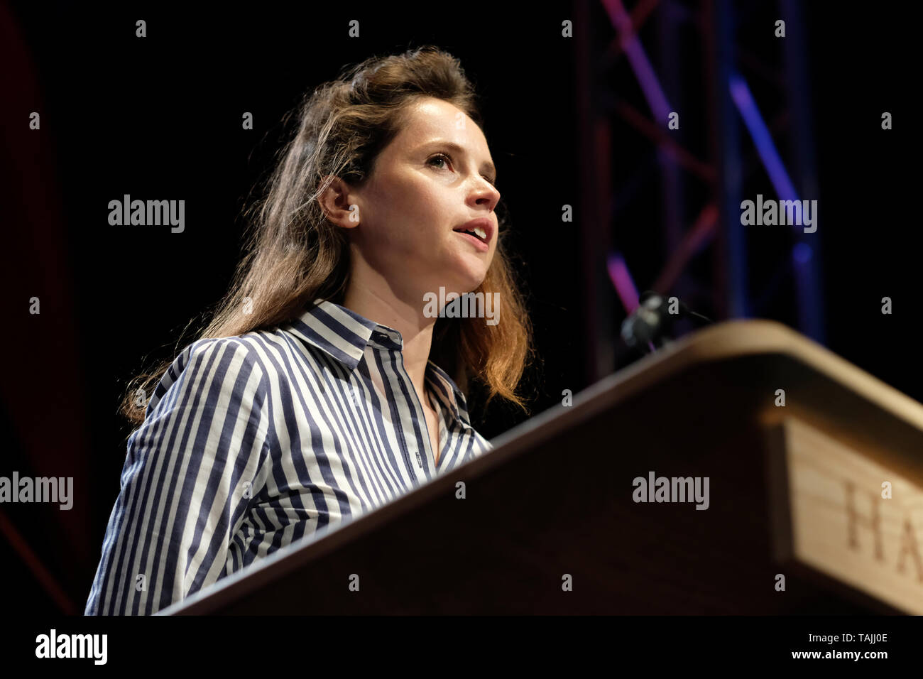 Hay Festival, Hay on Wye, Powys, Wales, UK - Dimanche 26 Mai 2019 - Actrice Felicity Jones lit un extrait du journal d'Anne Frank pendant les journaux - des relevés en direct à l'événement Hay Festival. Photo Steven Mai / Alamy Live News Banque D'Images