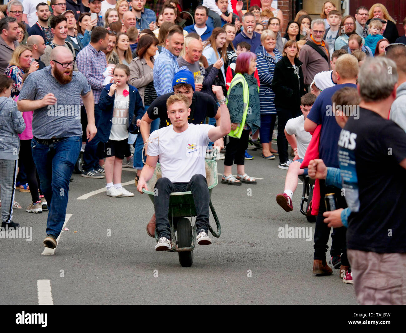 News UK : Wirksworth course de brouettes, 25 mai 2019 Derbyshire Dales, Peak District, Derbyshire, Angleterre, RU Banque D'Images