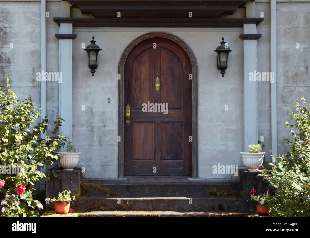 Fenêtres cintrées porte à un manoir majestueux. Banque D'Images