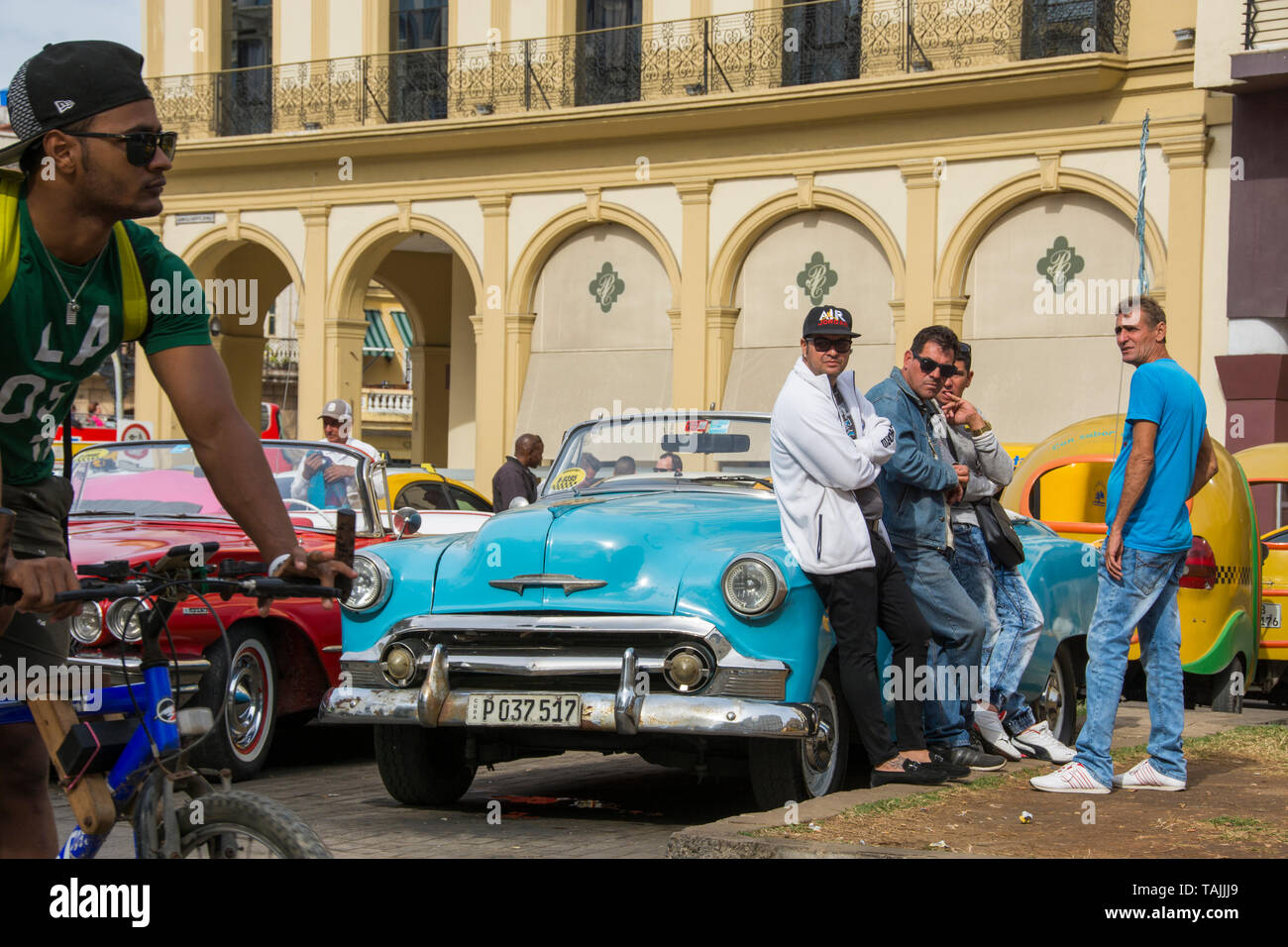 La Havane, Cuba - pour les tarifs des taxis sont disponibles en face de l'hôtel Parque Central. Classic voitures américaines des années 50, importées avant l'embargo américain, sont pers Banque D'Images