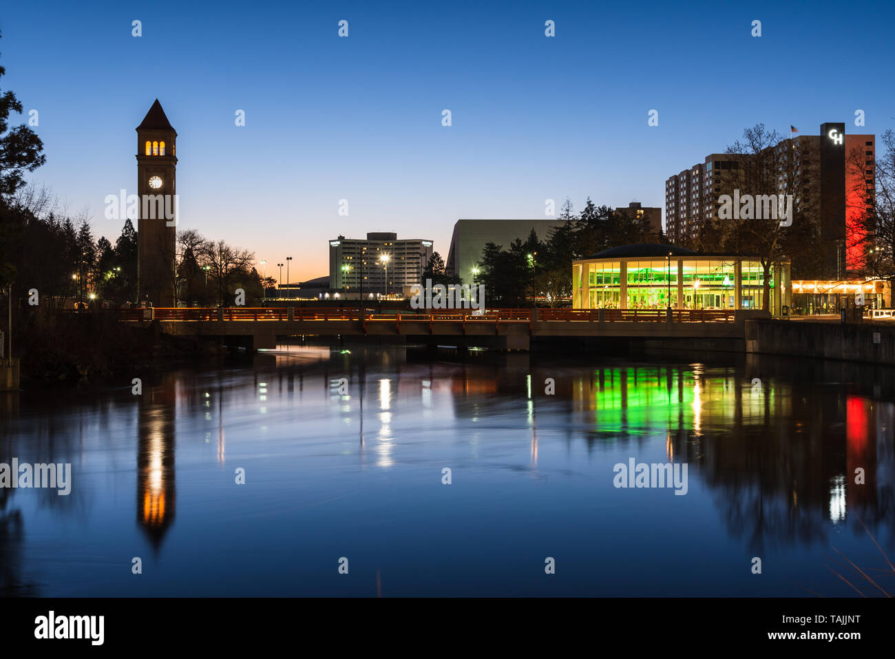 Matin sur la Spokane River qui coule en face de l'Opéra et Spokane Convention Center à Riverfront Park Spokane Washington USA Banque D'Images