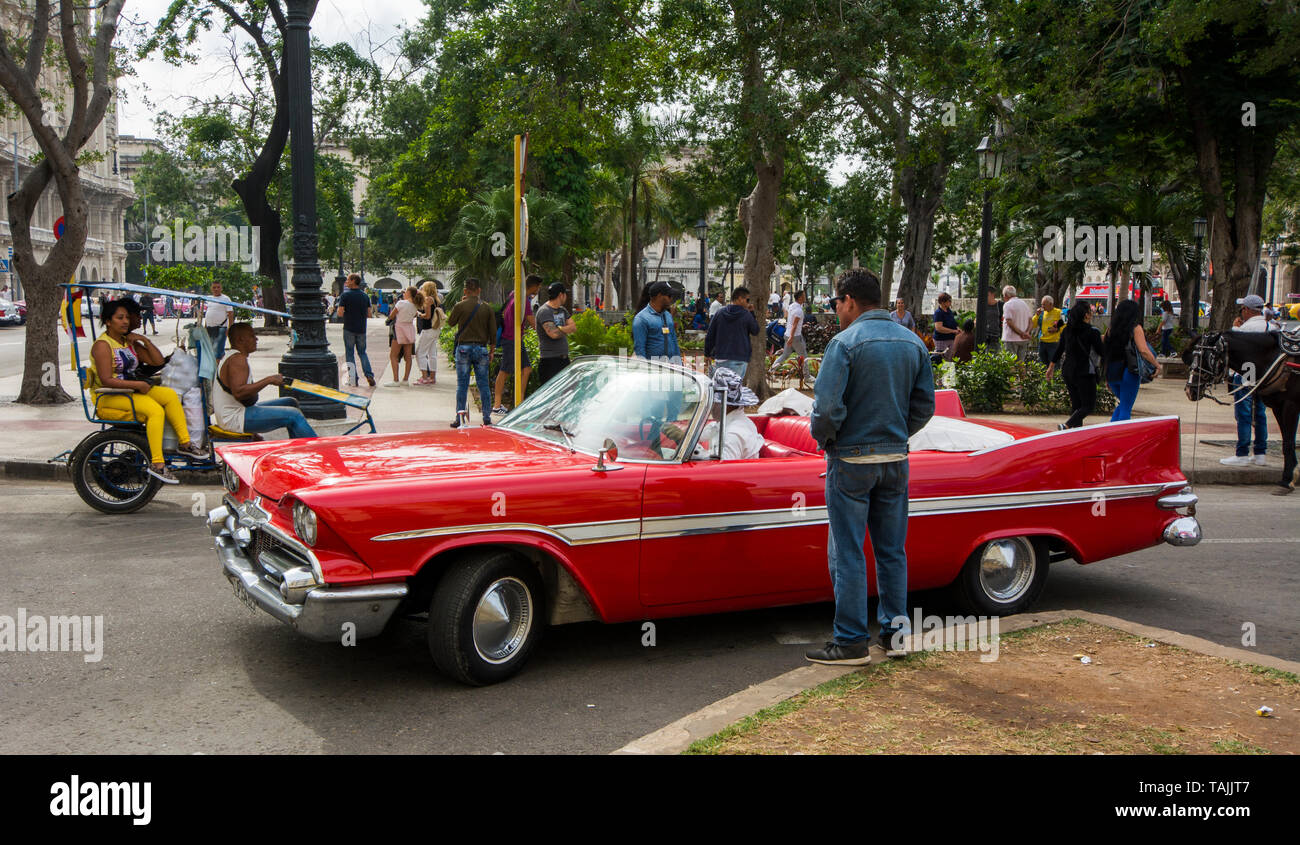 La Havane, Cuba - un taxi s'arrête en face de l'hôtel Parque Central (Central Park). Classic voitures américaines des années 50, importées avant l'embargo américain, une Banque D'Images