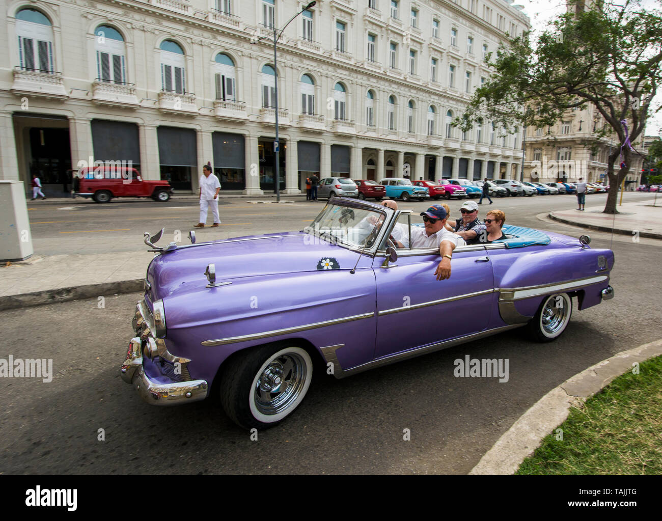 La Havane, Cuba - un taxi s'arrête en face de l'hôtel Parque Central (Central Park). Classic voitures américaines des années 50, importées avant l'embargo américain, une Banque D'Images