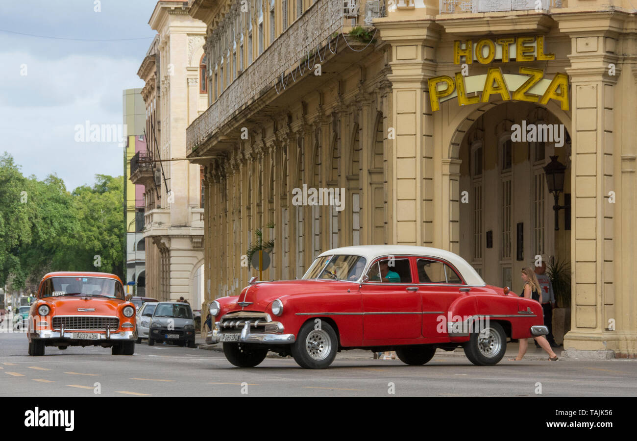 La Havane, Cuba - les taxis passent devant l'hôtel Plaza près de Parque Central. Classic voitures américaines des années 50, importées avant l'embargo américain, sont com Banque D'Images