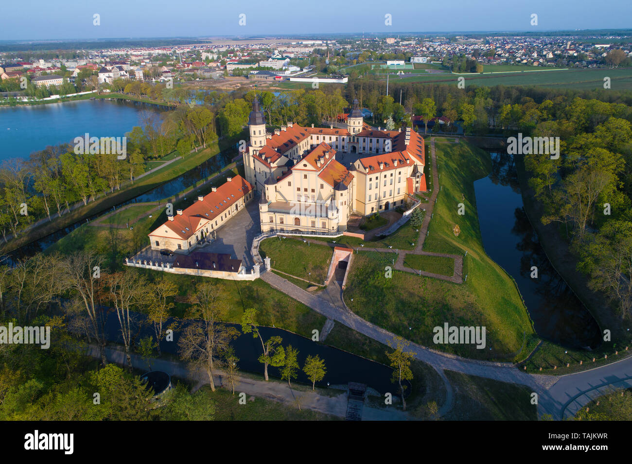 Dans le château de Nesvizh devint un lieu crucial peut matin (Photographie aérienne). Bélarus Banque D'Images