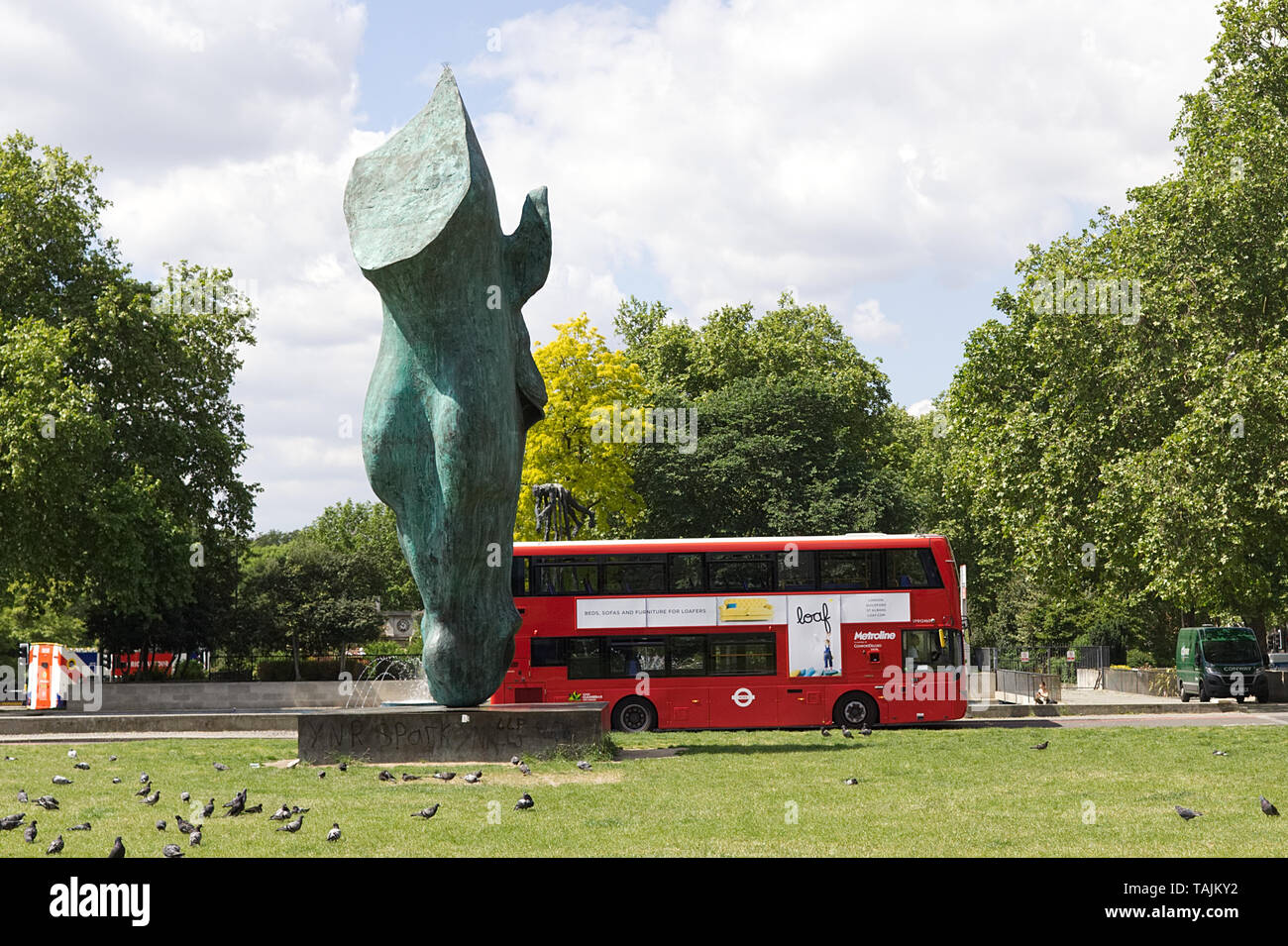 Encore de l'eau sculpture et un bus de Londres Banque D'Images