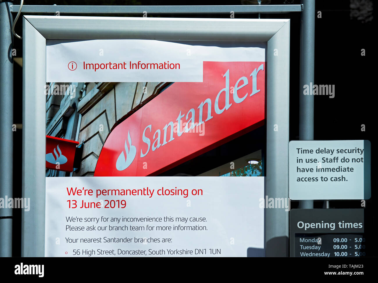 Avis pour informer les clients que cette branche de la Banque Santander est de fermer, England UK Banque D'Images