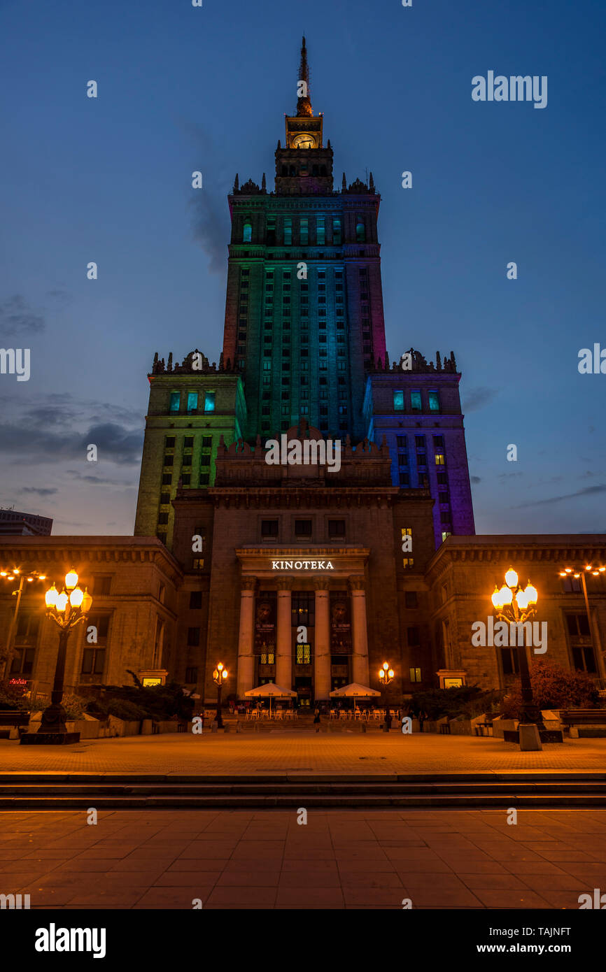 Palais de la Culture et de la science durant le crépuscule à Varsovie, Pologne 2018. Banque D'Images