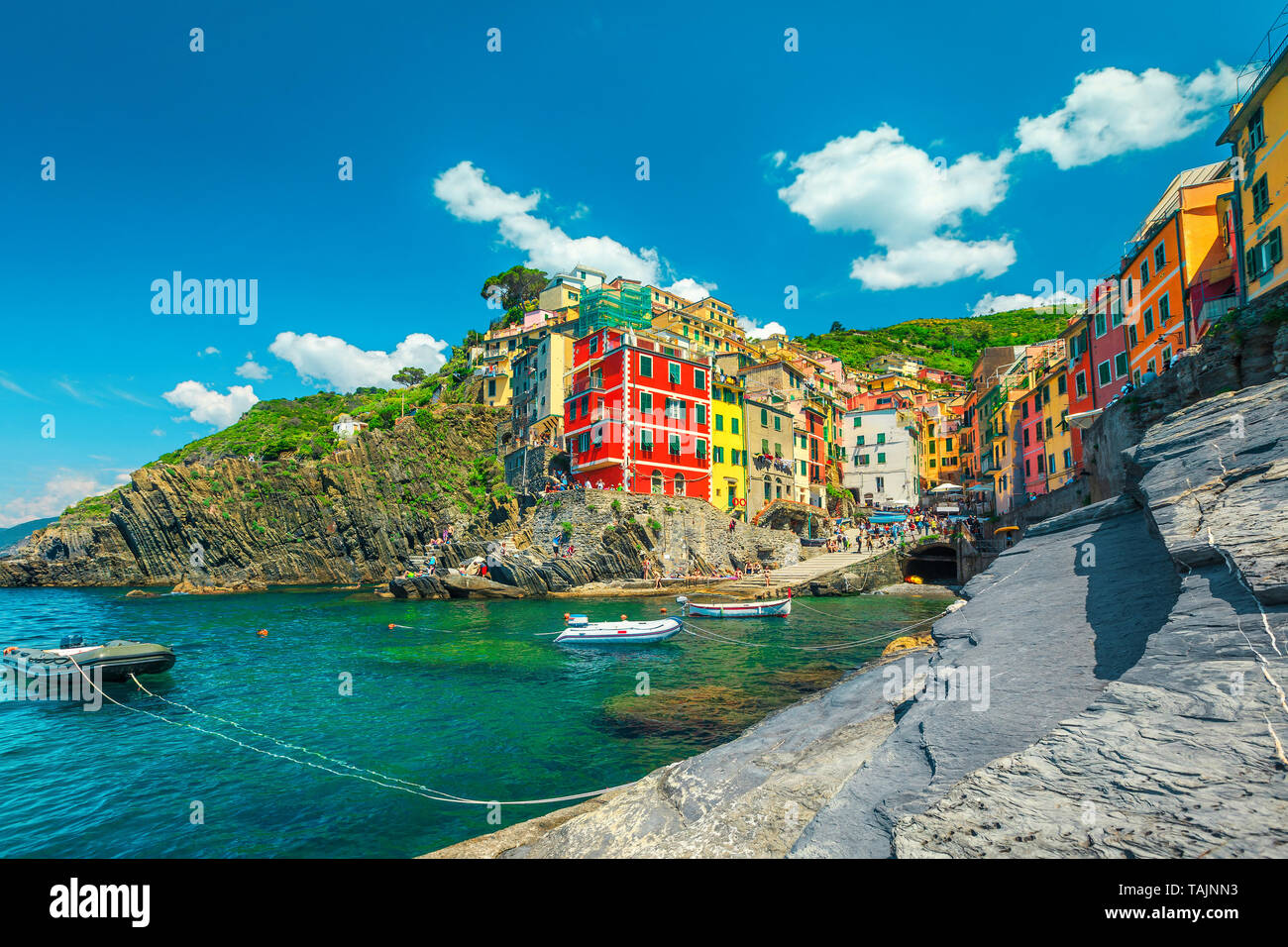 Destination touristique populaire, village de pêcheurs méditerranéen avec vue panoramique port et bâtiments colorés, Riomaggiore, Cinque Terre, Ligurie, Italie, Banque D'Images