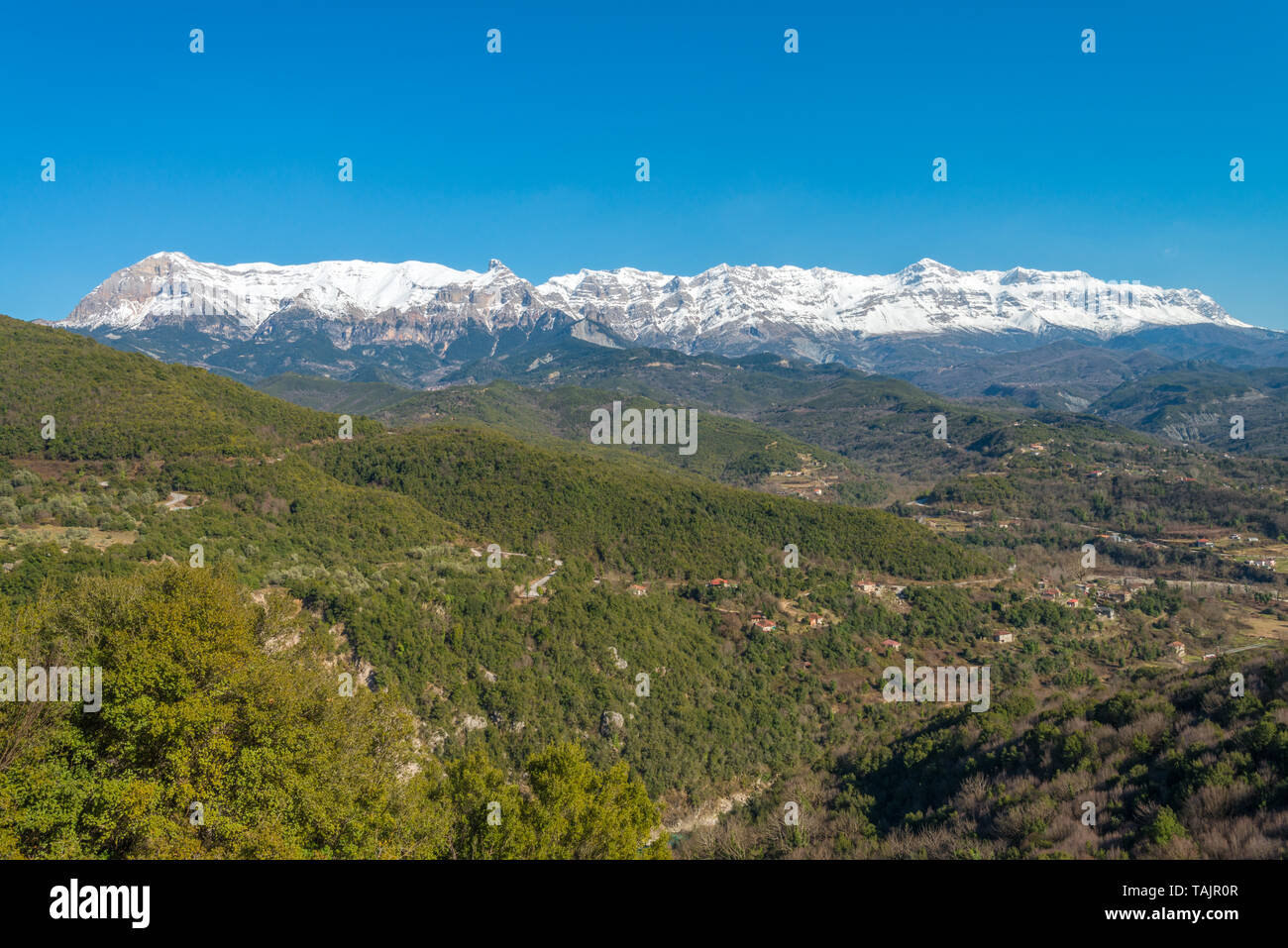 Point de vue panoramique surplombant la parfaite Alpes Grec, snowcapped mountain range qui domine la vallée, dans l'arrière-pays de la Grèce. Banque D'Images