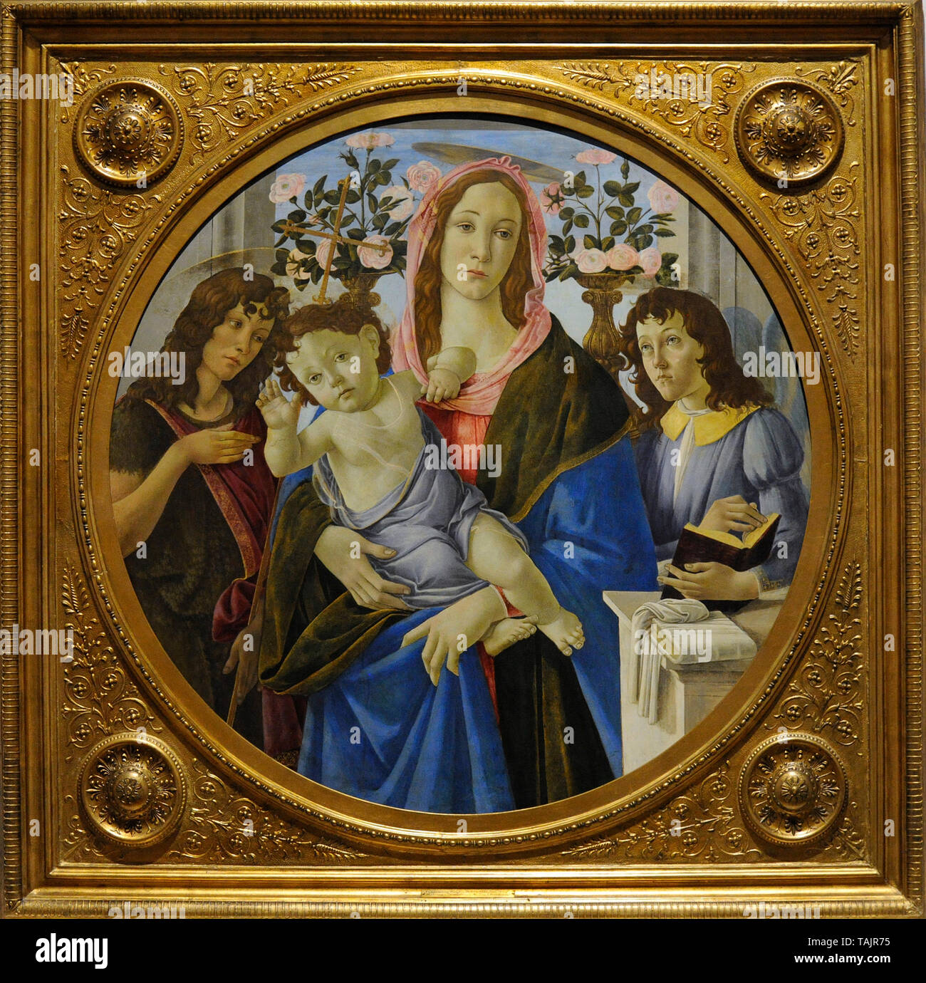 Sandro Botticelli (1445-1510). Peintre italien. La Vierge et l'enfant avec Saint Jean Baptiste et l'Ange, ca.1480-1510. Musée national. Varsovie. La Pologne. Banque D'Images Sandro Botticelli (1445-1510). Peintre italien. La Vierge et l'enfant avec Saint Jean Baptiste et l'Ange, ca.1480-1510. Musée national. Varsovie. La Pologne. Banque D'Images