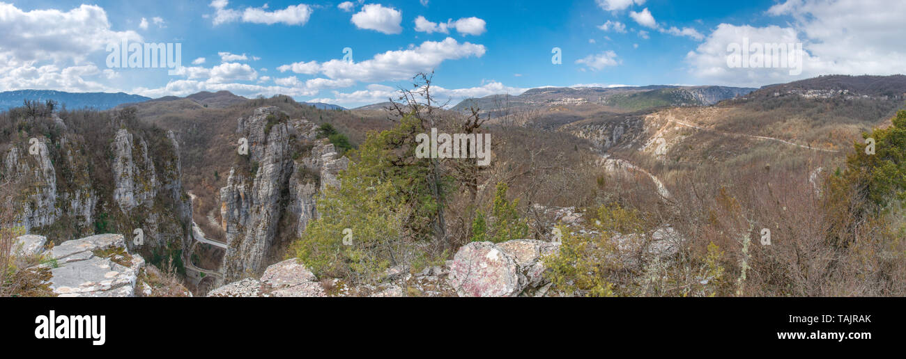 Vue panoramique sur le pays montagneux de Zagoria, avec vue sur le canyon et le vieux pont de pierre de Kokkori ou Kokkoros. Banque D'Images