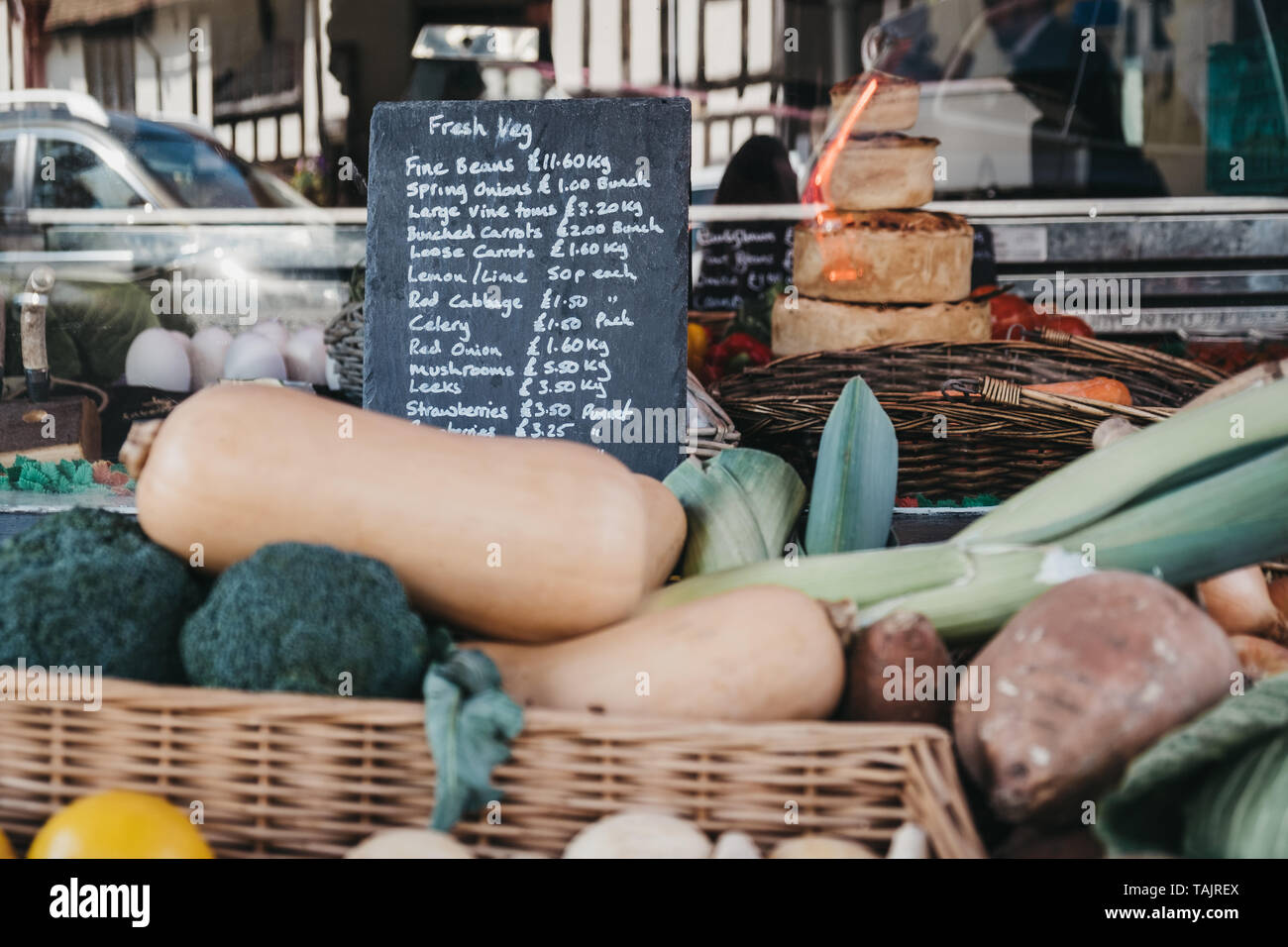 Lavenham, UK - 19 Avril 2019 : Des produits frais locaux en vente dans les boucheries Lavenham Lavenham, dans un village de Suffolk, Angleterre, célèbre pour son Guildhall un Banque D'Images