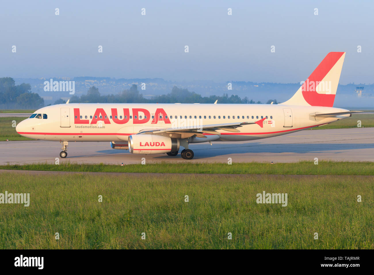 Stuttgart/Allemagne, 27 août 2019 : Laudamotion Airbus A320 à l'aéroport de Stuttgart. Banque D'Images