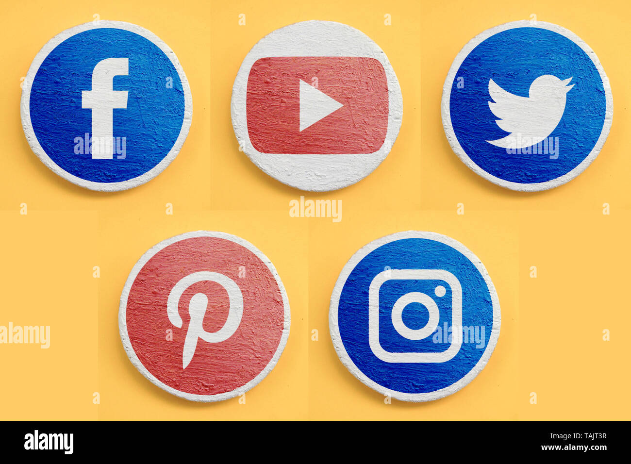 Ensemble de principaux réseaux sociaux et d'icônes pour site web ou application mobile. Concept design de réalisme. Symboles peint rouge et bleu sur blanc revêtement texture ro Banque D'Images