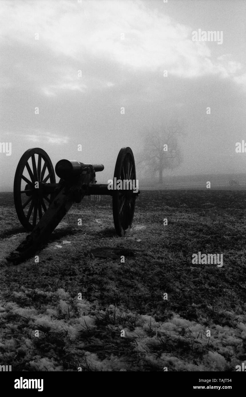 Image en noir et blanc granuleux de la bataille de Gettysburg cannon après une tempête de décembre en 2000. Banque D'Images