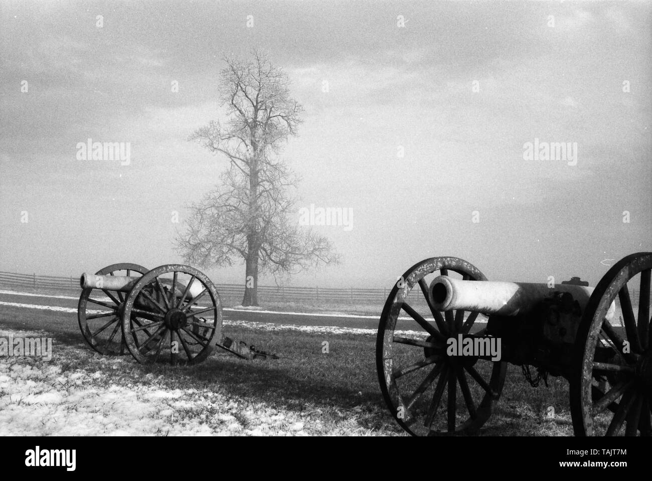 Image en noir et blanc granuleux de la bataille de Gettysburg canons après une tempête de décembre en 2000. Banque D'Images
