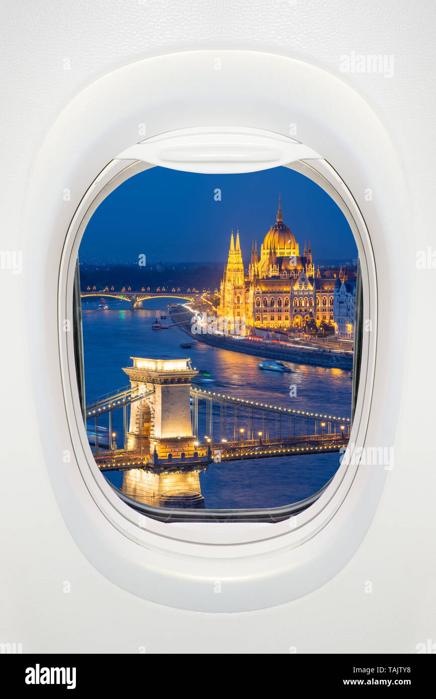 Budapest la nuit vu à travers la fenêtre de l'avion, voyages en Europe concept Banque D'Images