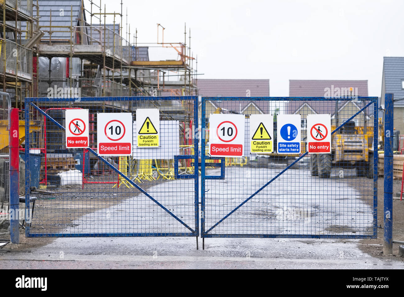 Construction Bâtiment clôture porte d'entrée du site et de la santé et des panneaux de sécurité Banque D'Images