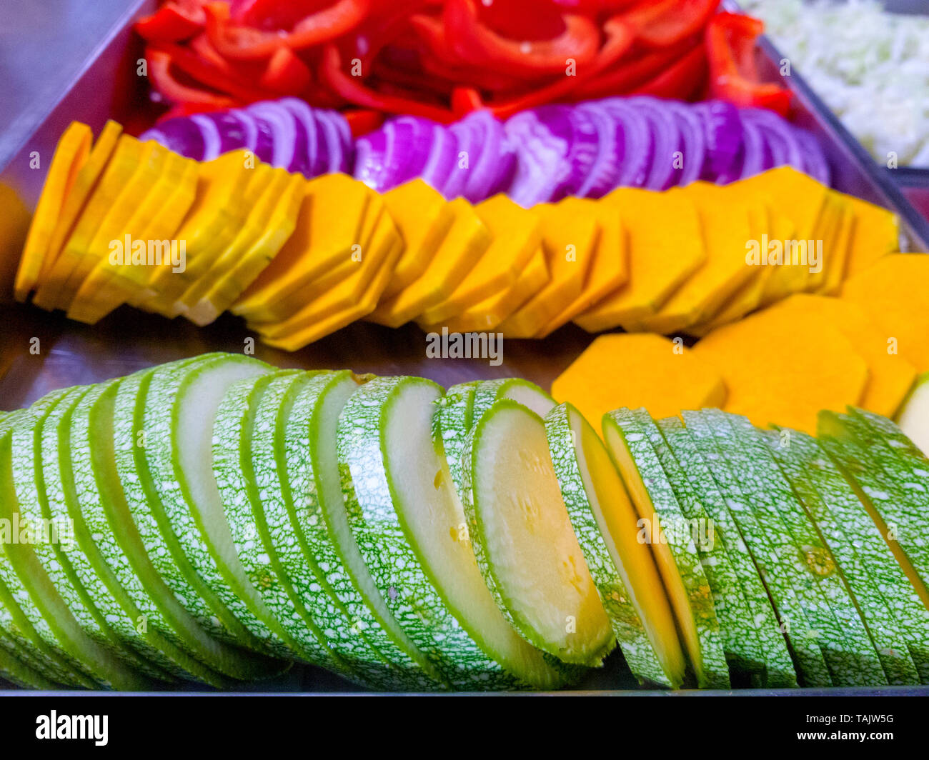 Légumes mixtes sur un plateau de couleurs différentes Banque D'Images