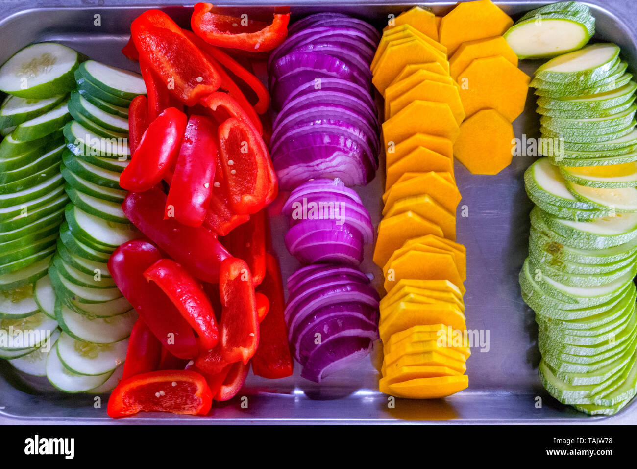 Légumes mixtes sur un plateau de couleurs différentes Banque D'Images